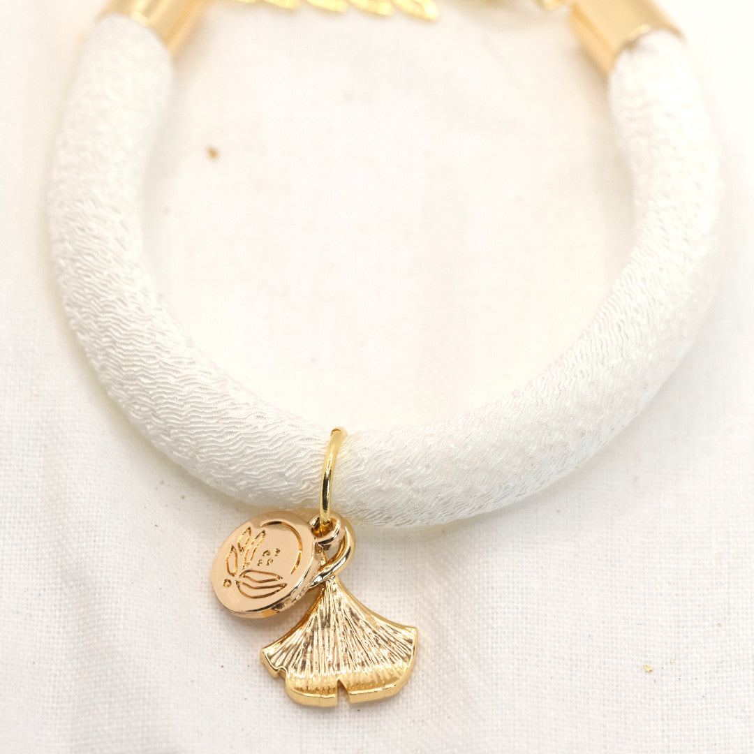 Individualized Japanese silk bracelet white &quot;Hachi&quot; with a ginkgo leaf