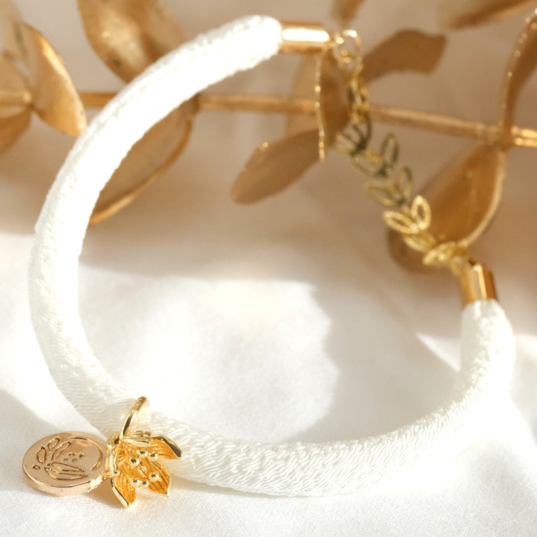 Japanisches Seidenarmband Weiss „Hachi“ mit einer Kirschblüte