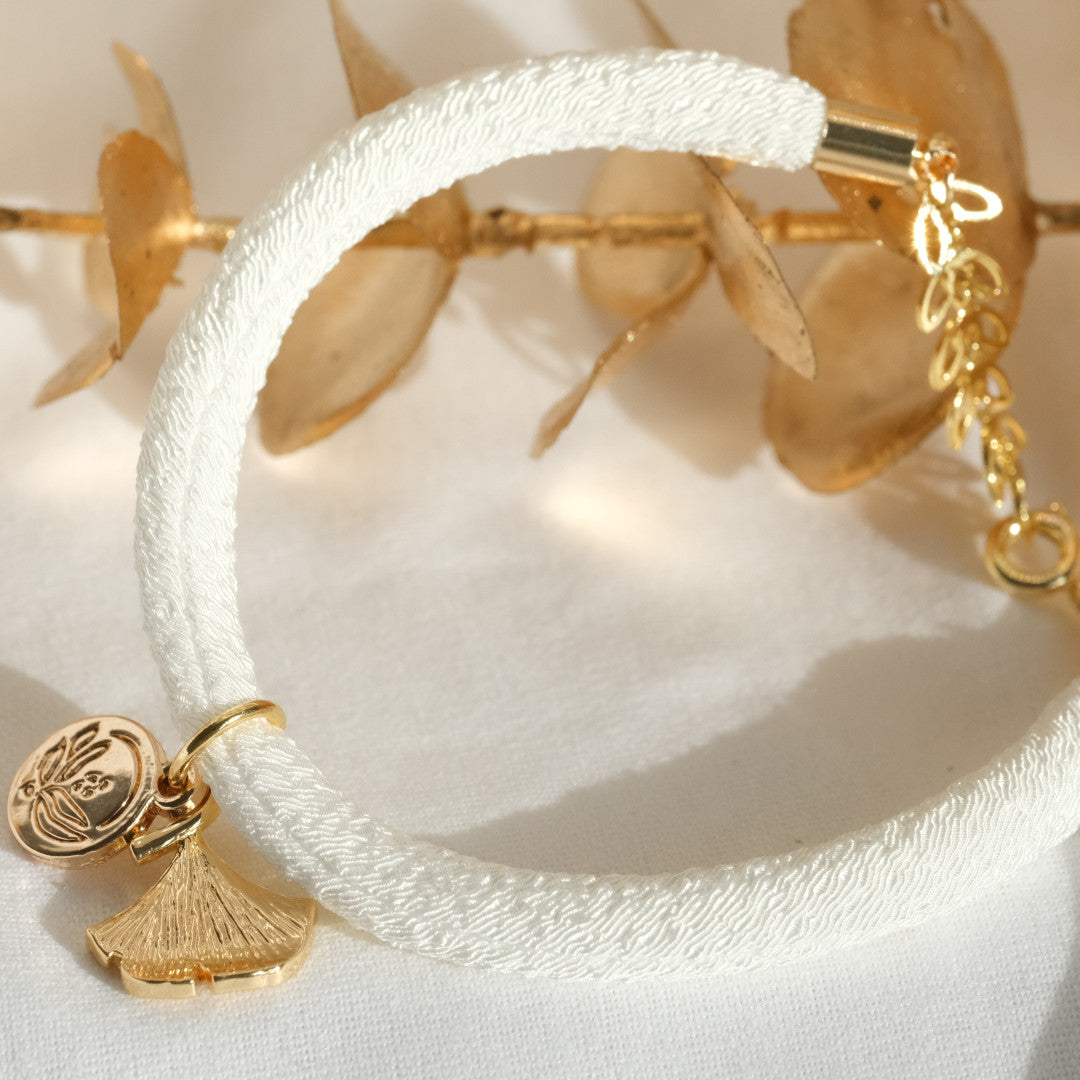 Japanisches Seidenarmband Weiss „Yon“ mit einem Ginkgoblatt