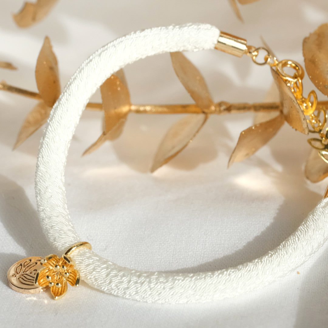 Bracelet japonais en soie blanc &quot;Hachi&quot; avec une fleur de cerisier
