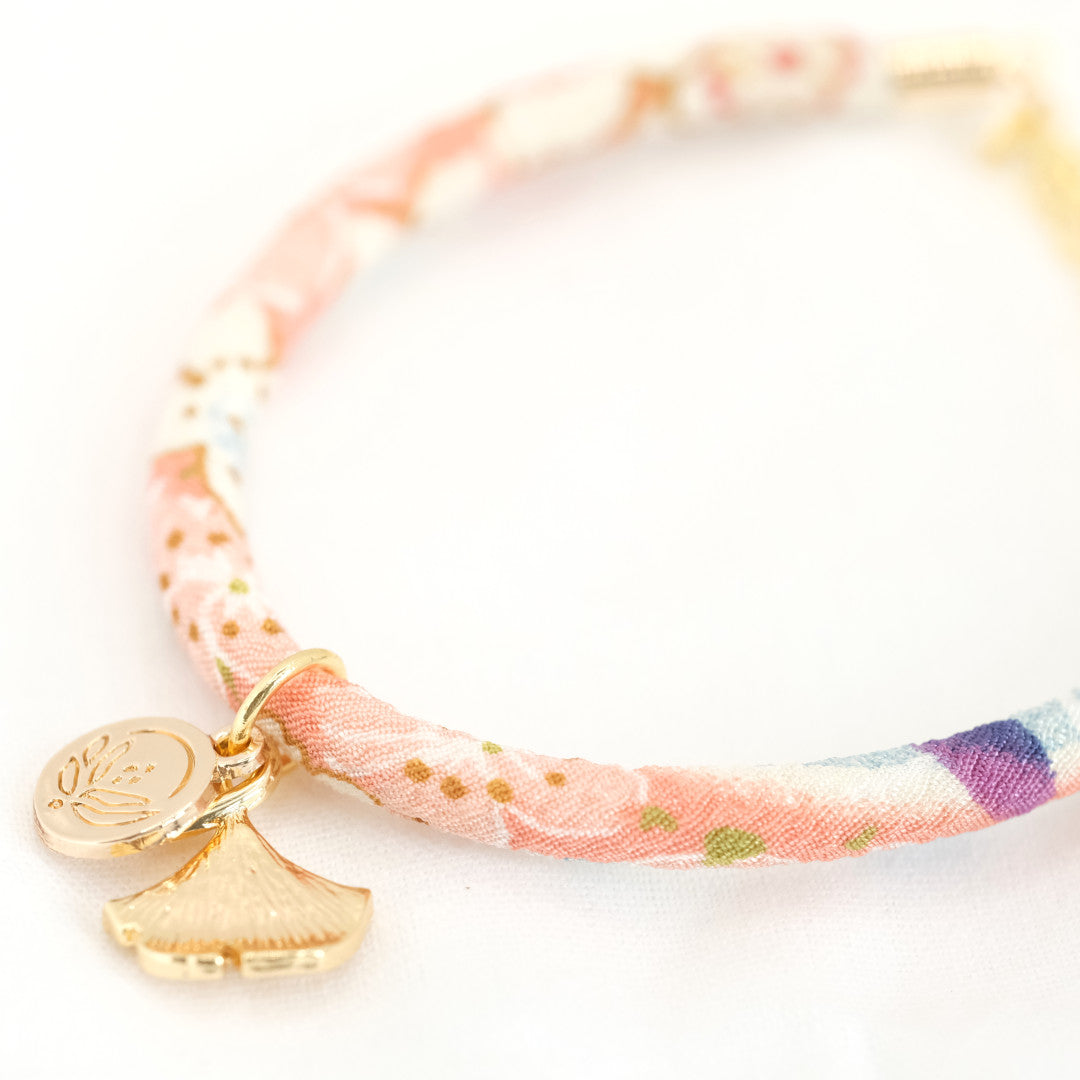 Bracelet japonais en soie rose &quot;Yon&quot; avec un pendentif feuille de ginkgo