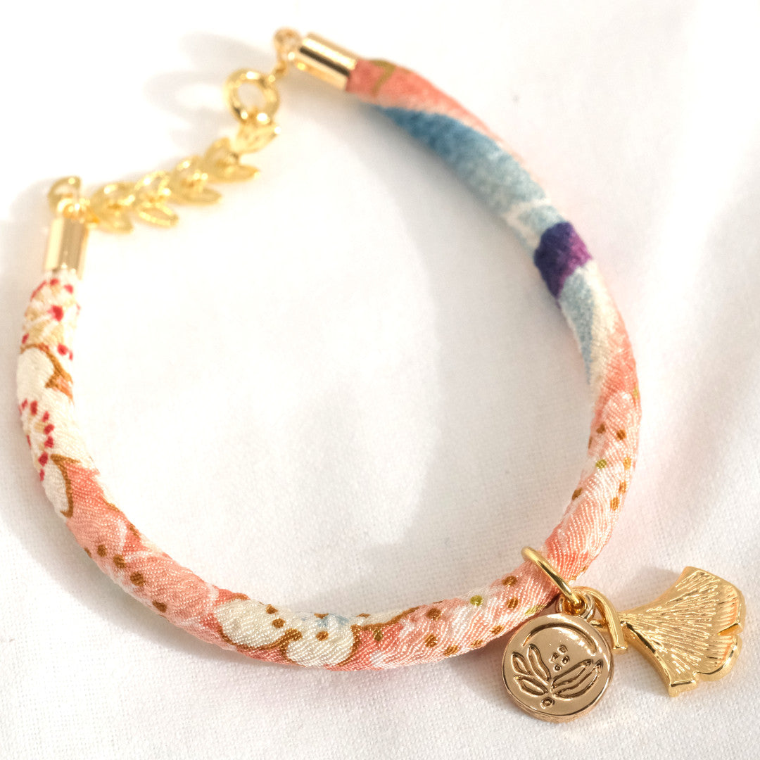 Japanisches Seidenarmband Rosa „Yon“ mit einem Ginkgoblatt Anhänger